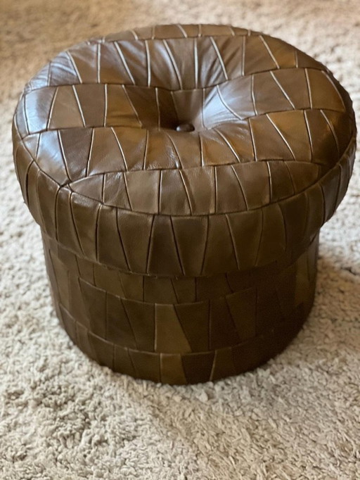 Pouf / Coffre En Patchwork De Cuir Kaki De Sede Modèle "Champignon" 1970