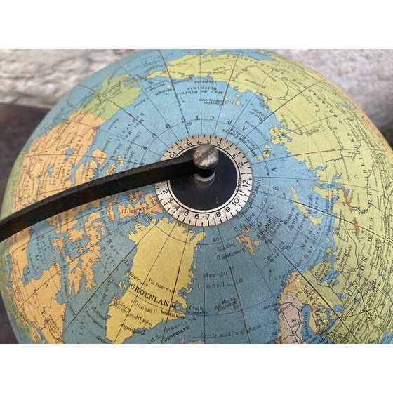 Image 1 of Globe terrestre en carton d'époque, 1967