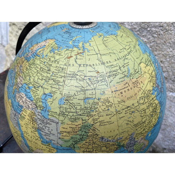 Image 1 of Globe terrestre en carton d'époque, 1967