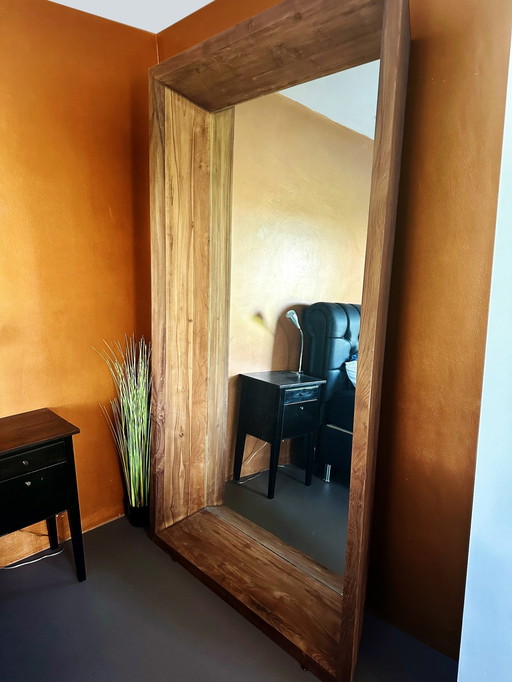 Grand miroir sur pied avec cadre en bois dur