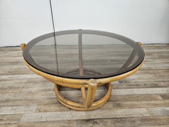 Image 1 of Table basse ronde en bambou et verre fumé