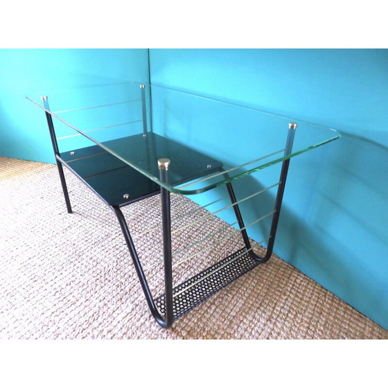 Image 1 of Table vintage en tube d'acier avec verre et porte-revues, 1950
