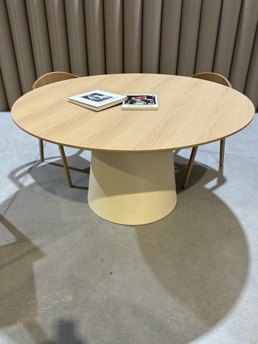 Magnifique table ronde avec plateau naturel et pied de couleur crème (diamètre 150 cm)