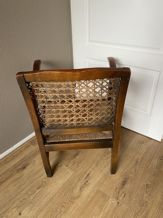 Image 1 of Chaise ancienne en bois matée avec des sangles