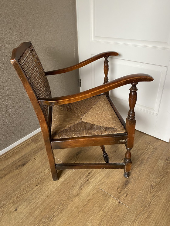 Image 1 of Chaise ancienne en bois matée avec des sangles