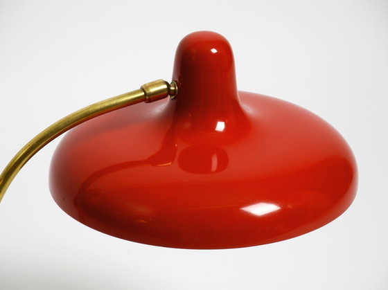 Image 1 of Magnifique lampe de table en laiton avec abat-jour en métal rouge Mid Century Modern