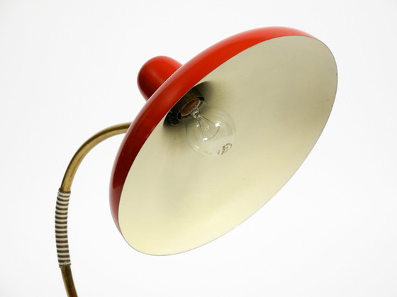 Image 1 of Magnifique lampe de table en laiton avec abat-jour en métal rouge Mid Century Modern