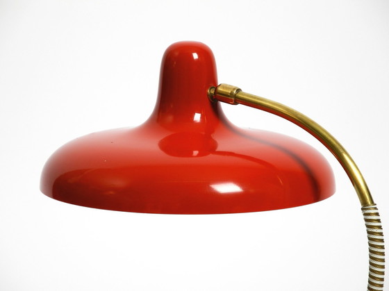 Image 1 of Magnifique lampe de table en laiton avec abat-jour en métal rouge Mid Century Modern