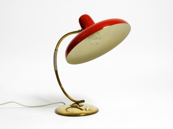 Image 1 of Magnifique lampe de table en laiton avec abat-jour en métal rouge Mid Century Modern