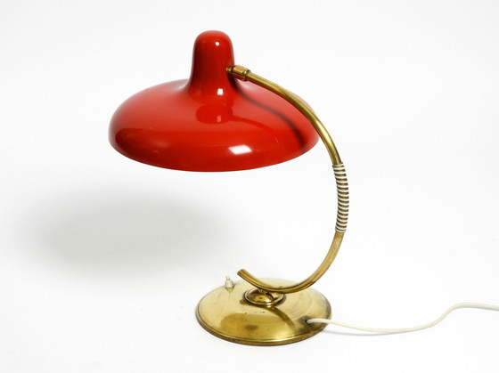 Image 1 of Magnifique lampe de table en laiton avec abat-jour en métal rouge Mid Century Modern