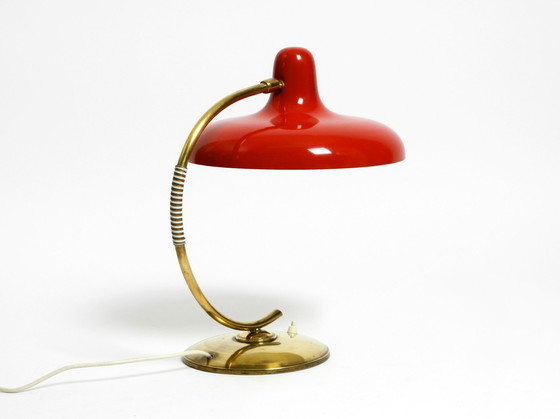 Image 1 of Magnifique lampe de table en laiton avec abat-jour en métal rouge Mid Century Modern