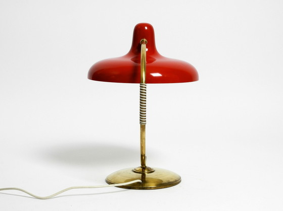 Image 1 of Magnifique lampe de table en laiton avec abat-jour en métal rouge Mid Century Modern