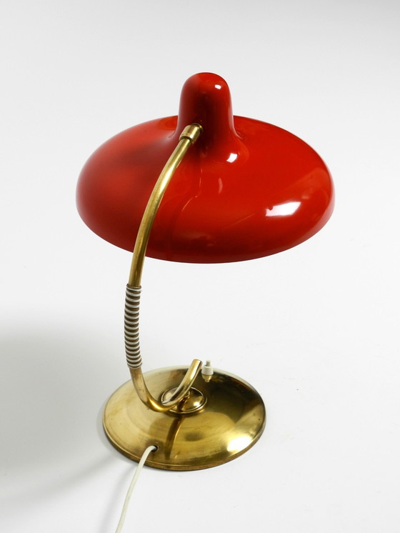 Image 1 of Magnifique lampe de table en laiton avec abat-jour en métal rouge Mid Century Modern