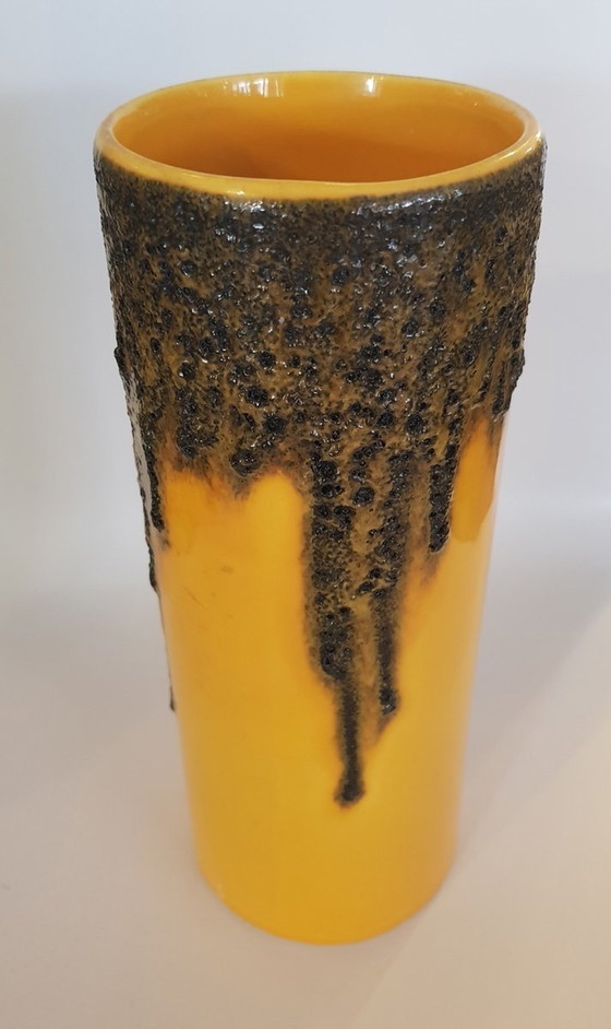 Image 1 of Vase en céramique jaune avec glaçure lave