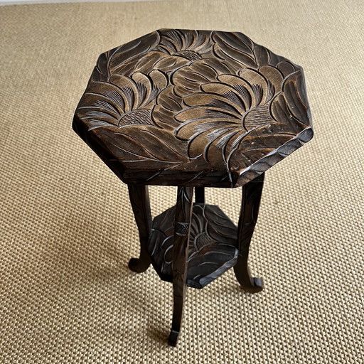 Ancienne table japonaise sculptée en bois Liberty & Co 1910