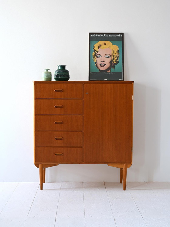 Image 1 of Armoire scandinave vintage avec une porte et des tiroirs