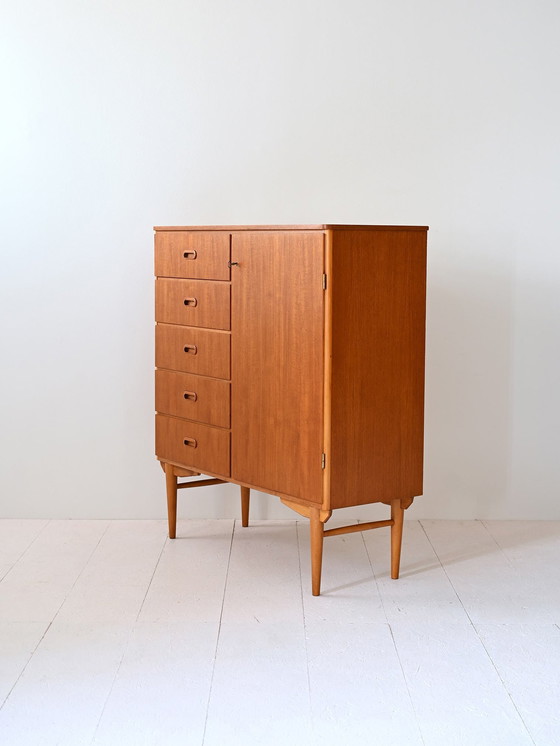 Image 1 of Armoire scandinave vintage avec une porte et des tiroirs