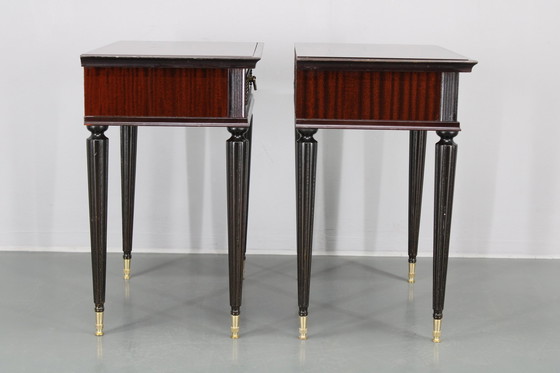 Image 1 of Paire de tables de nuit italiennes en bois des années 1950