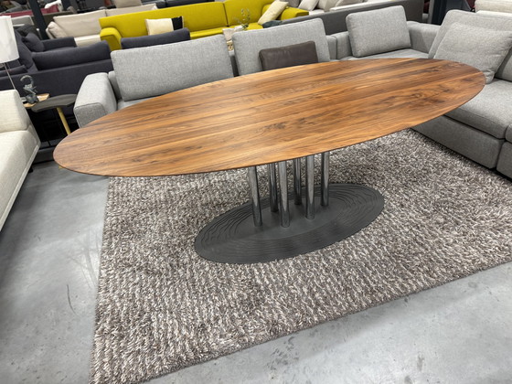 Image 1 of Leolux Thebe Table à manger ovale en bois de noyer 220X120