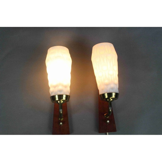 Image 1 of Paire d'appliques vintage en laiton et verre opalin, Danemark années 1960