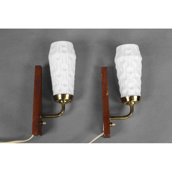 Image 1 of Paire d'appliques vintage en laiton et verre opalin, Danemark années 1960