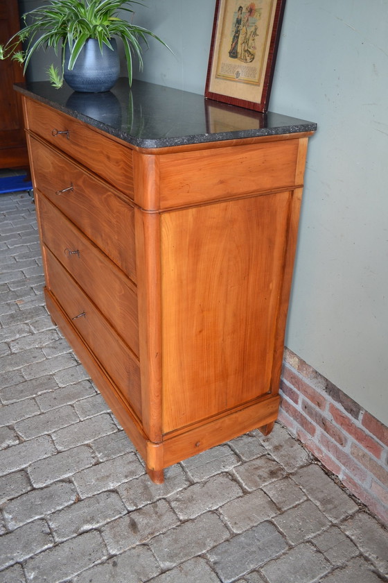 Image 1 of Commode ancienne en cerisier avec dessus en marbre noir.