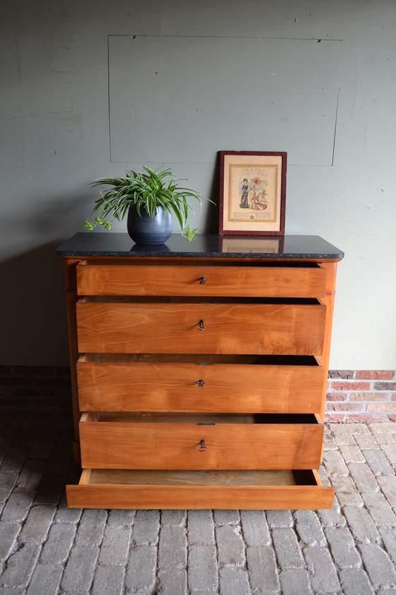 Image 1 of Commode ancienne en cerisier avec dessus en marbre noir.