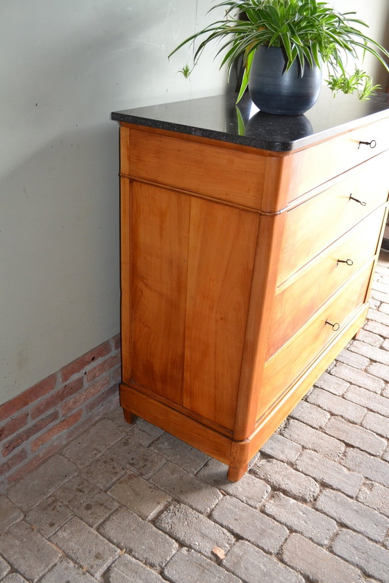 Image 1 of Commode ancienne en cerisier avec dessus en marbre noir.