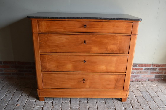 Image 1 of Commode ancienne en cerisier avec dessus en marbre noir.