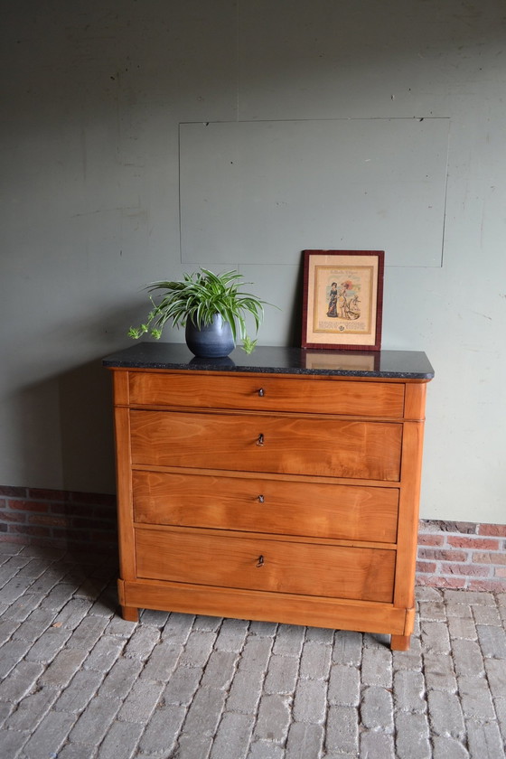 Image 1 of Commode ancienne en cerisier avec dessus en marbre noir.