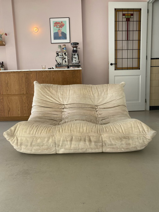 Ligne Roset Togo Canapé 2 places tissu beige par Michel Ducaroy