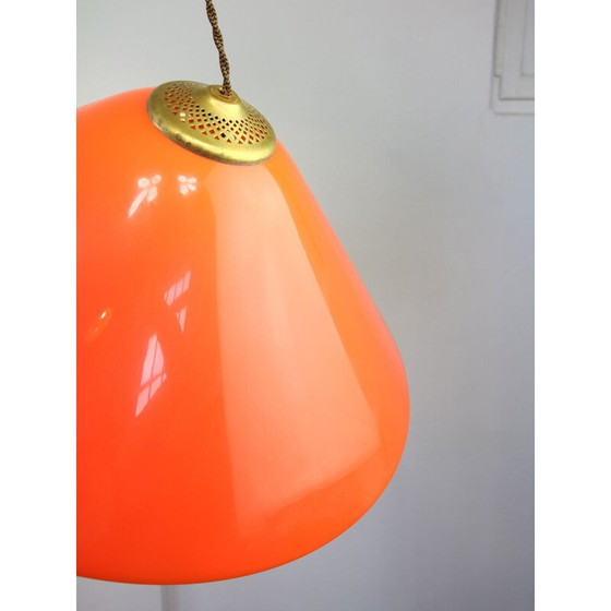 Image 1 of Lampe suspendue vintage en plexiglas orange et laiton, Italie 1960