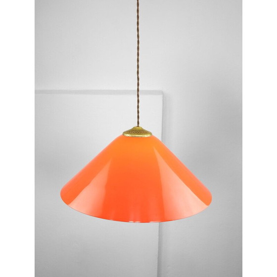 Image 1 of Lampe suspendue vintage en plexiglas orange et laiton, Italie 1960