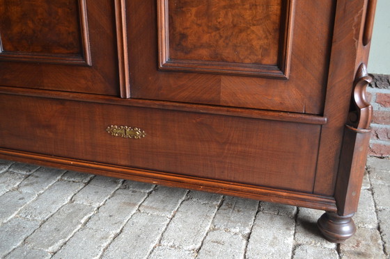 Image 1 of Armoire ancienne en bois de noyer à crête