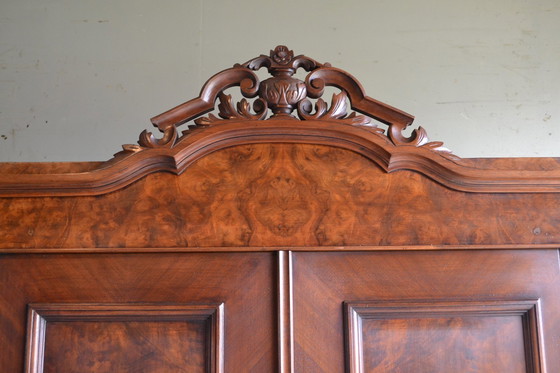 Image 1 of Armoire ancienne en bois de noyer à crête