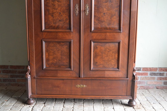 Image 1 of Armoire ancienne en bois de noyer à crête