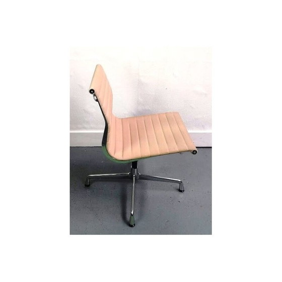 Image 1 of Chaise vintage EA105 de Charles & Ray Eames pour Vitra