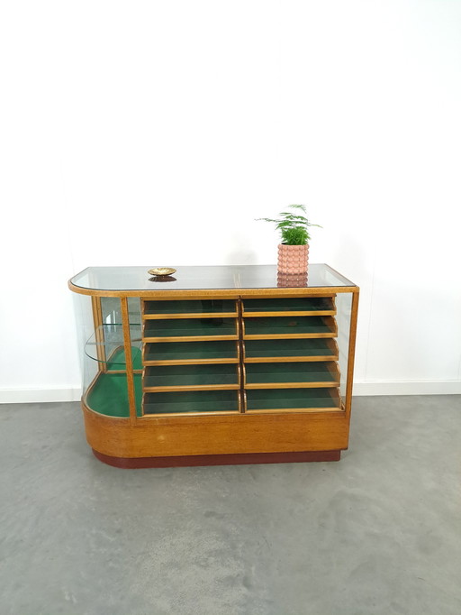 Ancien comptoir en bois Sudladenbau Stuttgart Slb avec verre incurvé et nombreux tiroirs, vitrine de magasin