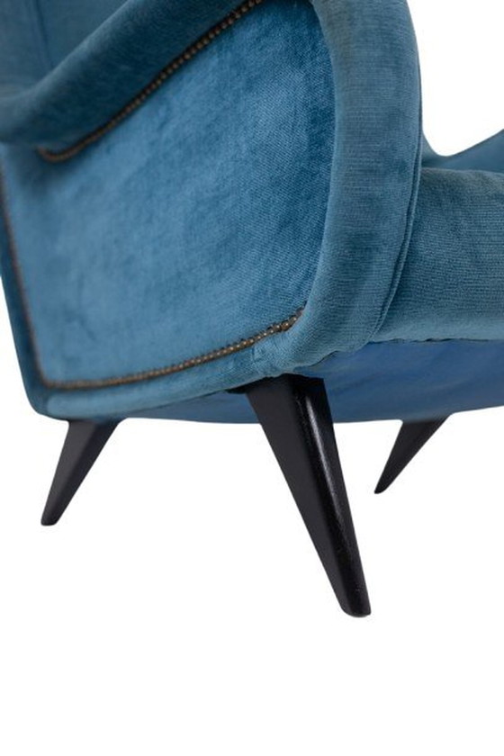 Image 1 of Fauteuil En Velours Bleu, Piètement En Hêtre. Années 1950.