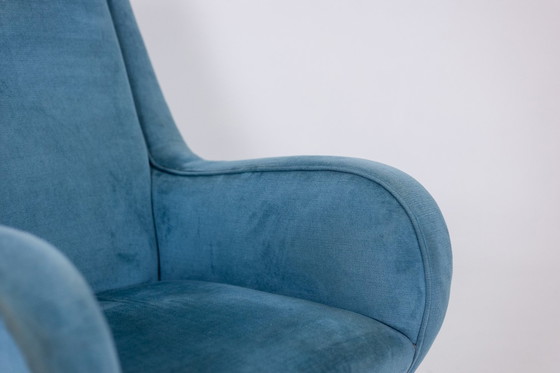 Image 1 of Fauteuil En Velours Bleu, Piètement En Hêtre. Années 1950.
