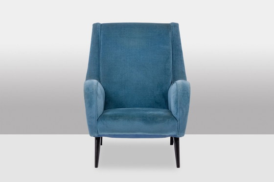 Image 1 of Fauteuil En Velours Bleu, Piètement En Hêtre. Années 1950.