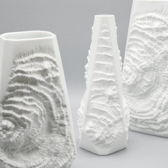 Image 1 of Manfred Frey Ak Kaiser Vase en porcelaine bisque Fossil Ammonit Relief Op Art Trio