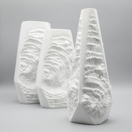 Image 1 of Manfred Frey Ak Kaiser Vase en porcelaine bisque Fossil Ammonit Relief Op Art Trio