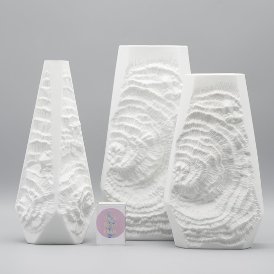 Image 1 of Manfred Frey Ak Kaiser Vase en porcelaine bisque Fossil Ammonit Relief Op Art Trio