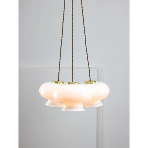 Lot de 3 lampes suspendues vintage en verre opalin et laiton, Italie