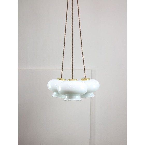 Image 1 of Lot de 3 lampes suspendues vintage en verre opalin et laiton, Italie