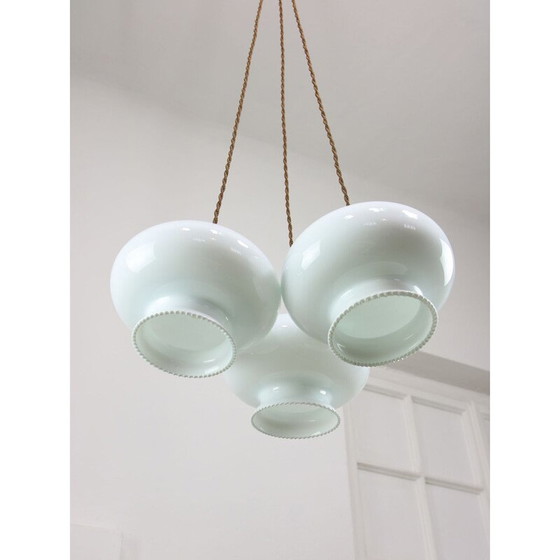 Image 1 of Lot de 3 lampes suspendues vintage en verre opalin et laiton, Italie
