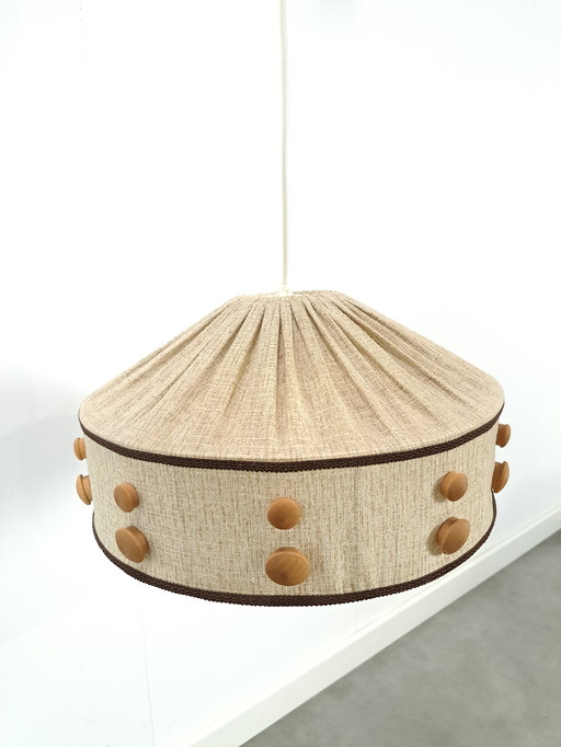 Lampe suspendue en tissu avec détails en bois