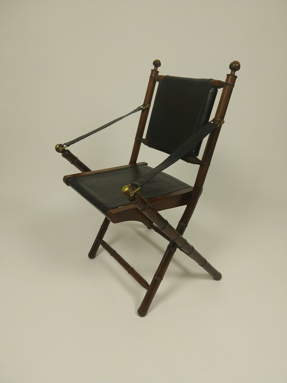 Image 1 of Chaise d'officier pliante en cuir et teck de style colonial