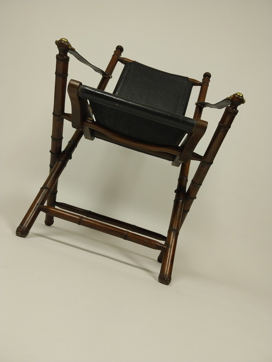 Image 1 of Chaise d'officier pliante en cuir et teck de style colonial